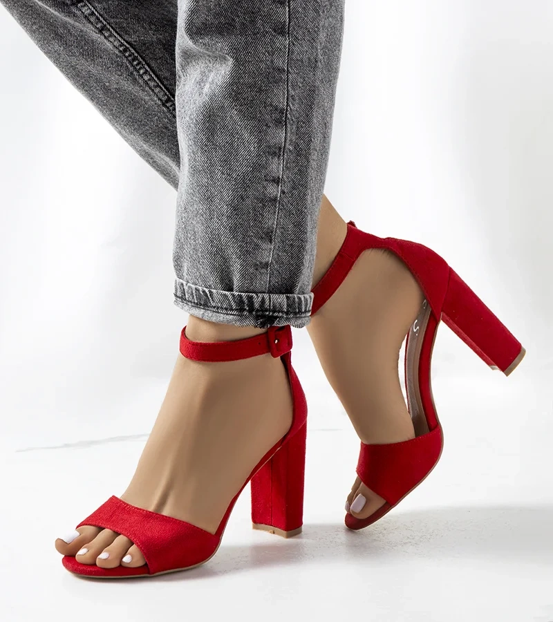 Czerwone sandałki na obcasie