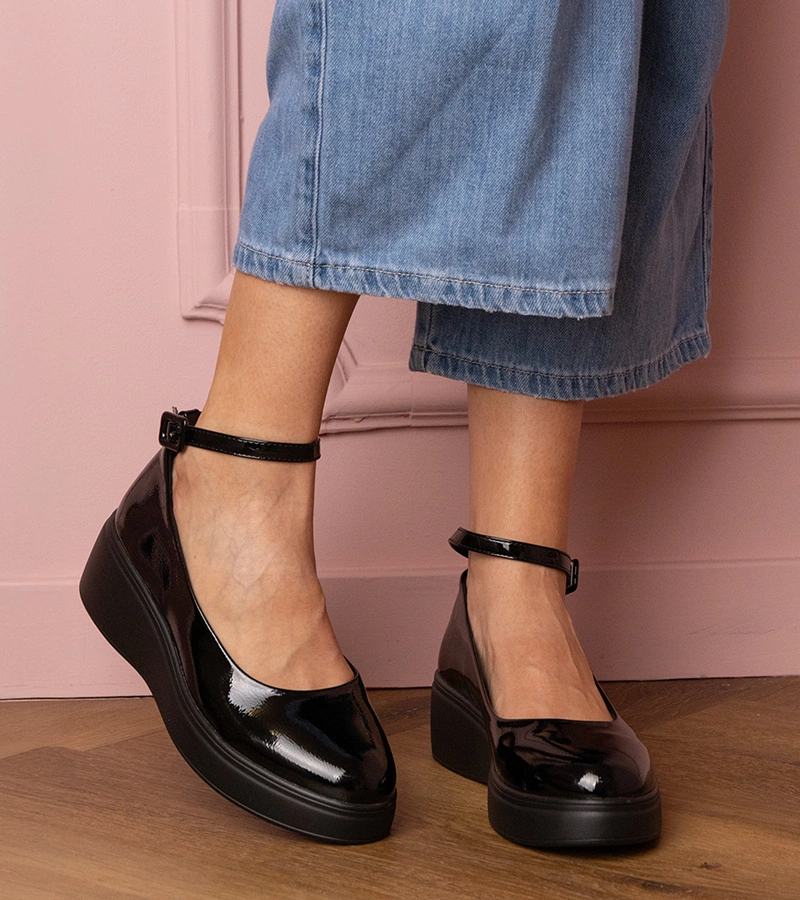 Hers Czarne półbuty lakierowane na platformie