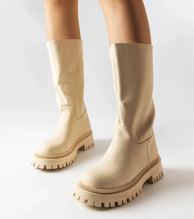 Beżowe matowe kozaki