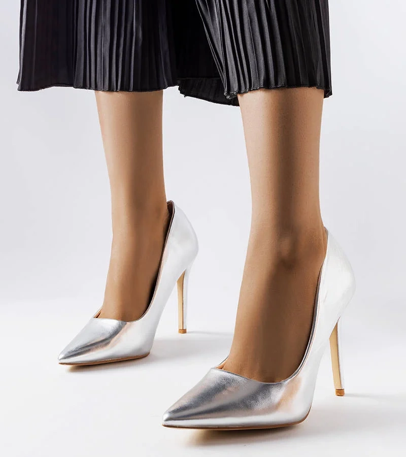 Srebrne metaliczne szpilki