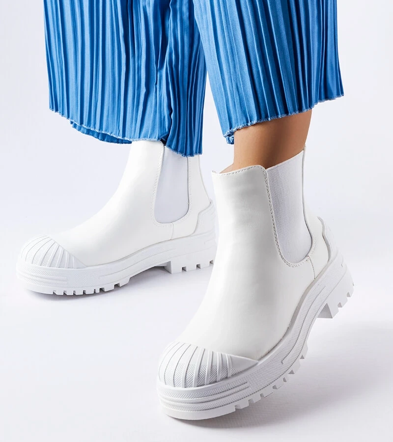 Białe workery z gumowymi wstawkami