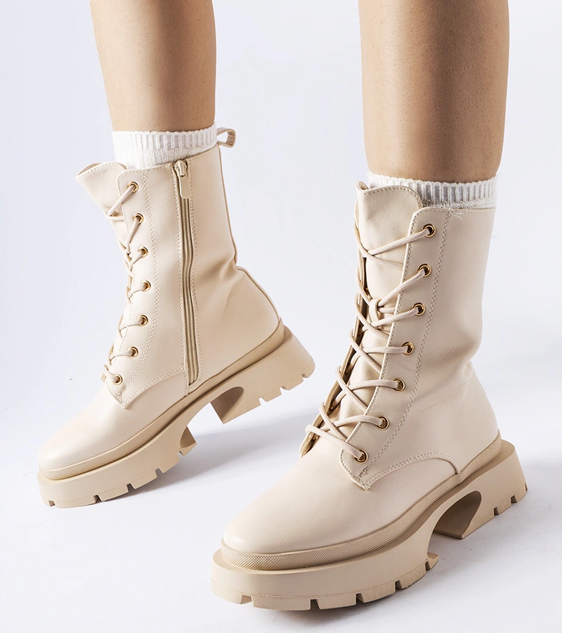 Beżowe ocieplane wiązane botki