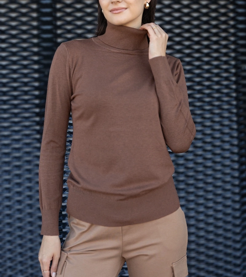 Brązowy golf o luźnym kroju