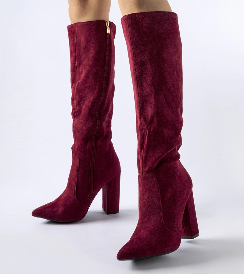 Bordowe kozaki na słupku