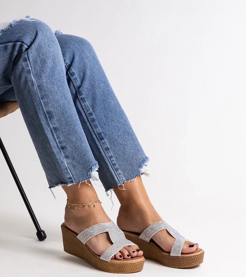 Srebrne klapki na koturnie z cyrkoniami