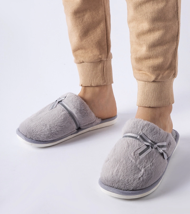 Szare ciepłe kapcie z kokardką