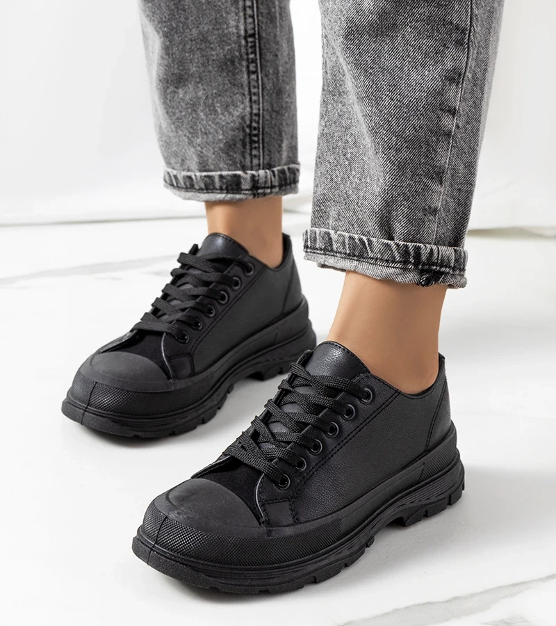 Modne czarne trampki