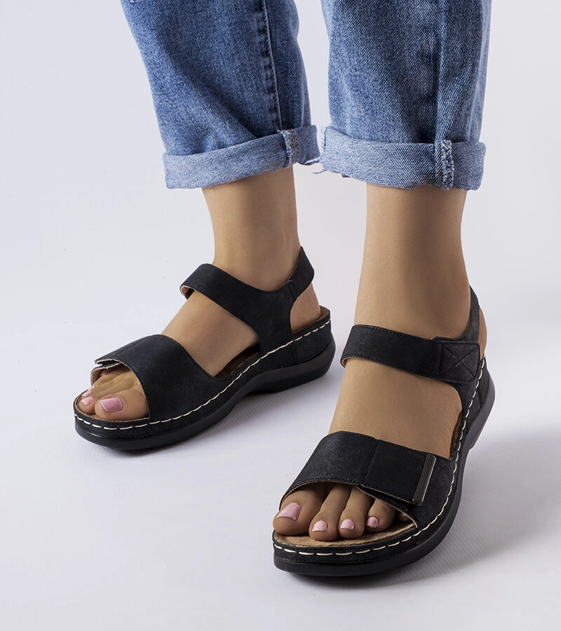 Czarne sandały za koturnie