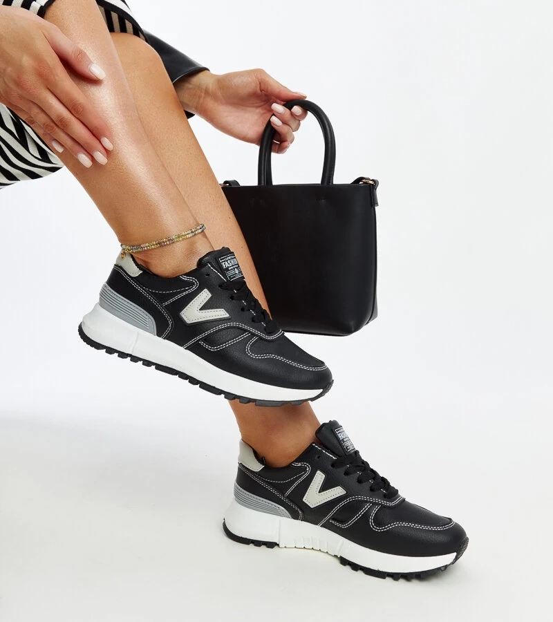 Czarne sneakersy na grubszej podeszwie