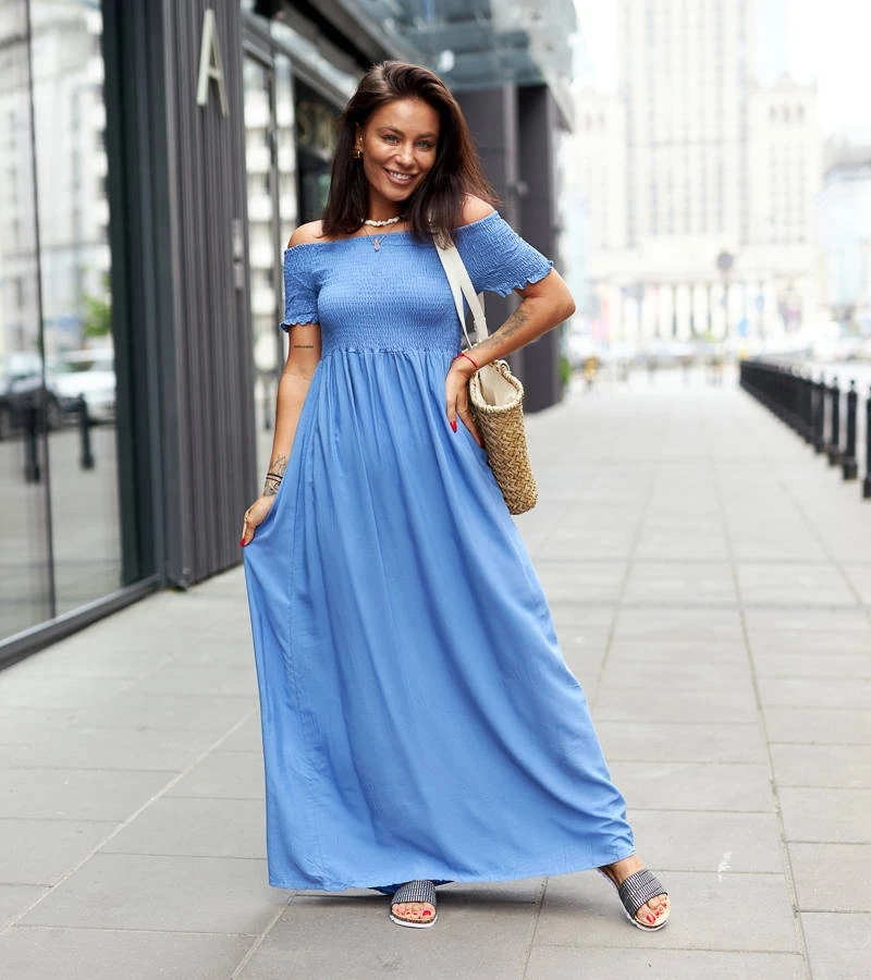 Niebieska sukienka maxi z marszczeniem