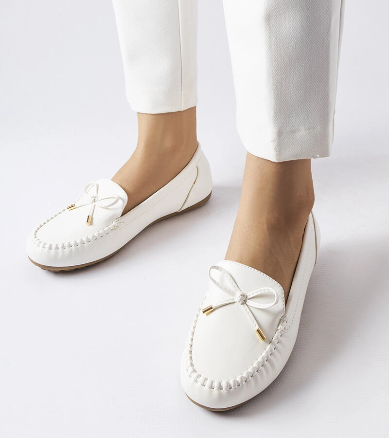 Białe mokasyny z kokardką