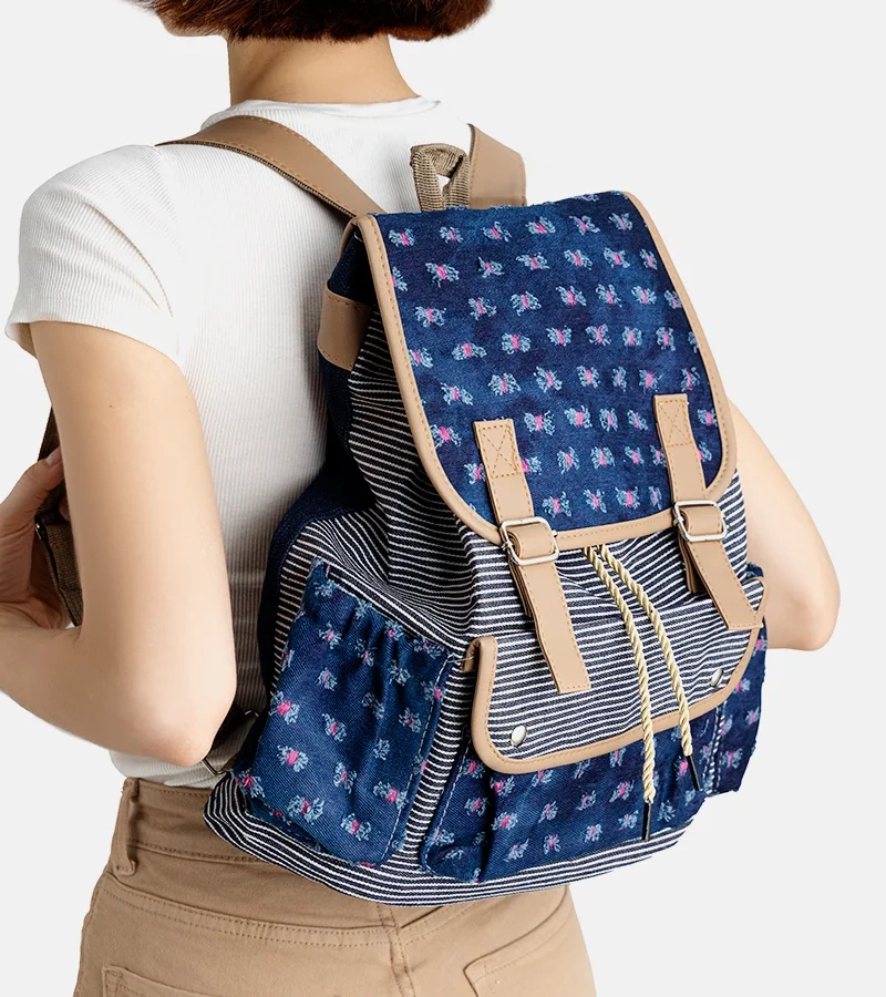 Granatowy plecak typu worek