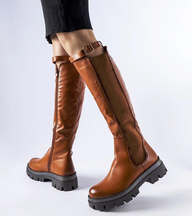 Brązowe masywne kozaki zdobione paskiem