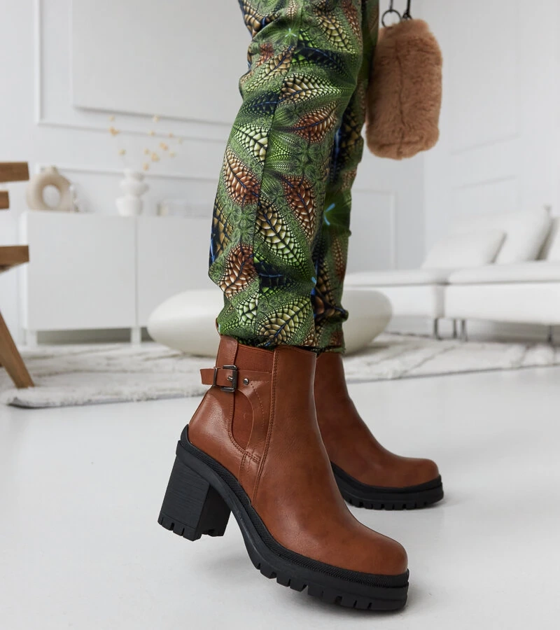 Brązowe botki na niskim słupku ze szlufką