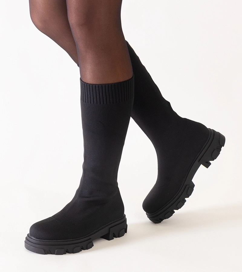 Czarne kozaki materiałowe na platformie