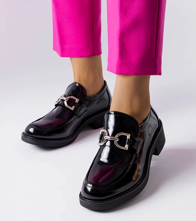 Czarne lakierowane mokasyny na płaskim obcasie