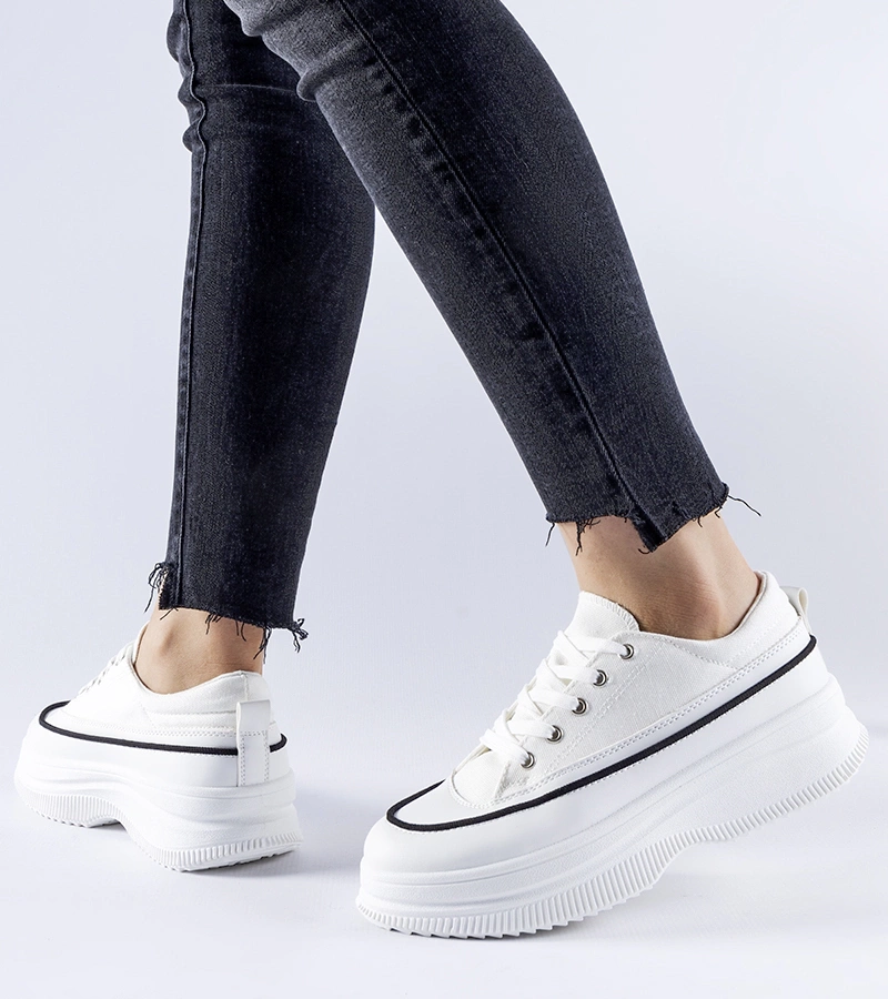 Białe trampki na platformie