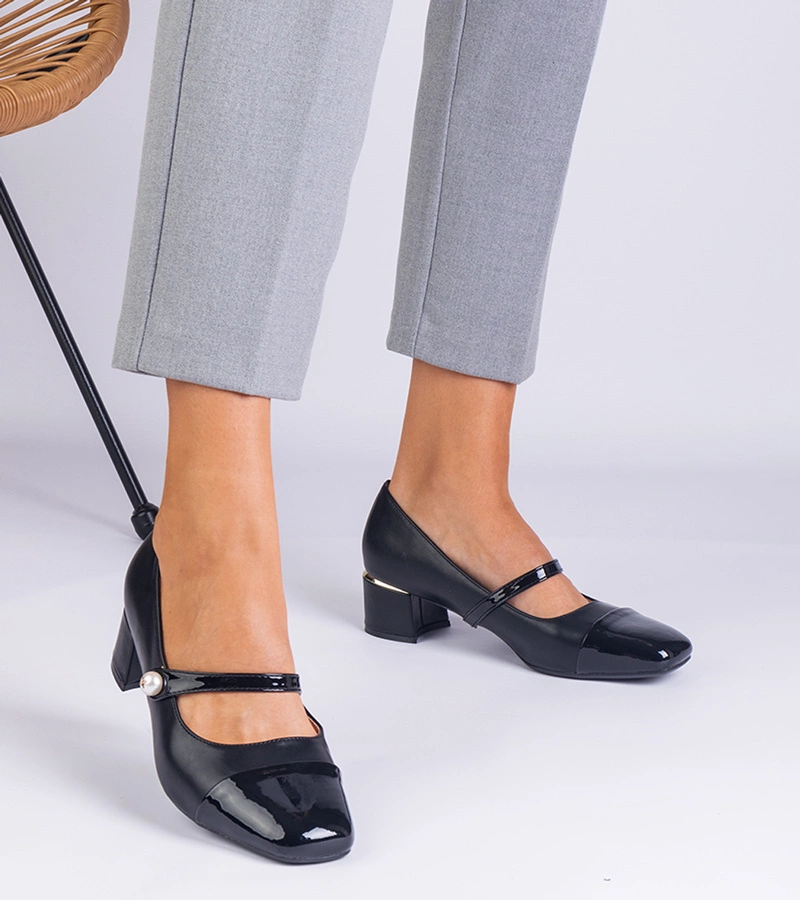 Hers czółenka damskie czarne na słupku z lakierowanym noskiem