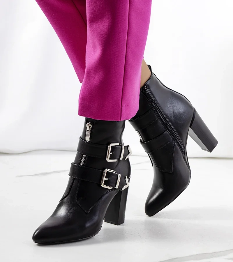 Czarne botki z ozdobnymi klamrami