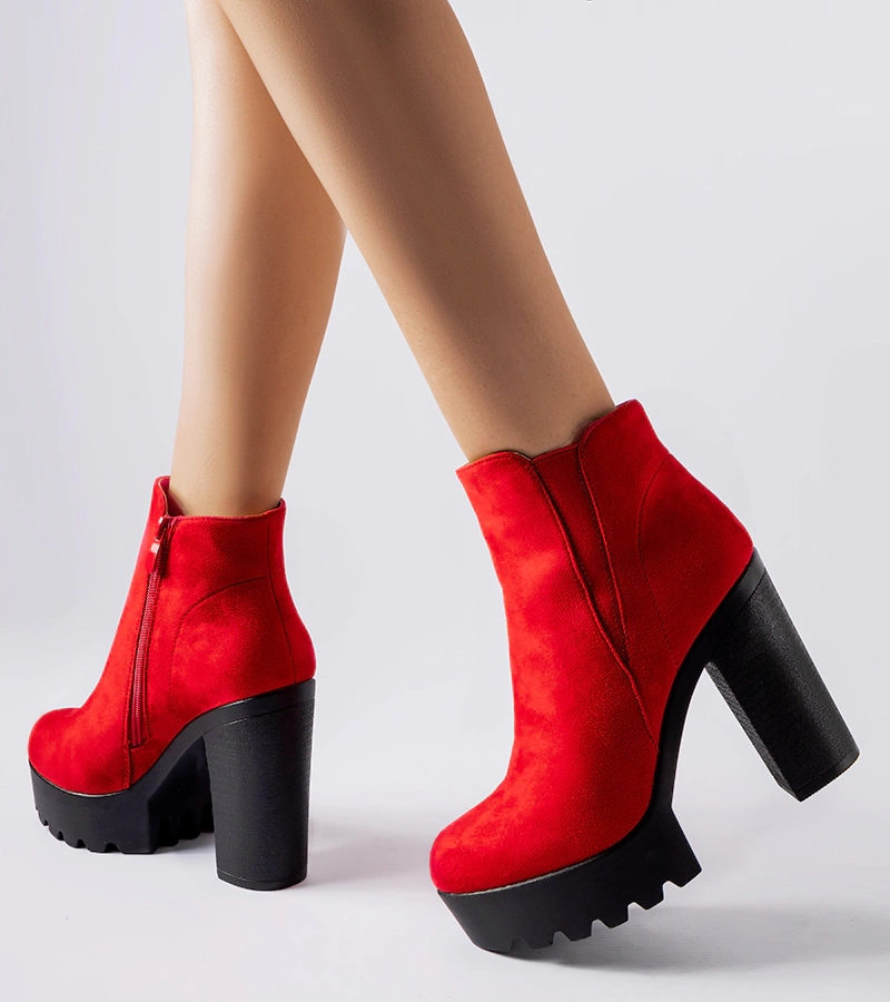 Czerwone botki na słupku eko-zamsz