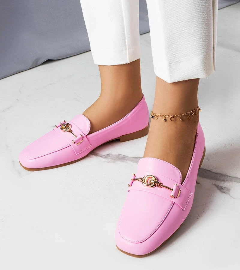 Różowe mokasyny z ozdobną klamrą