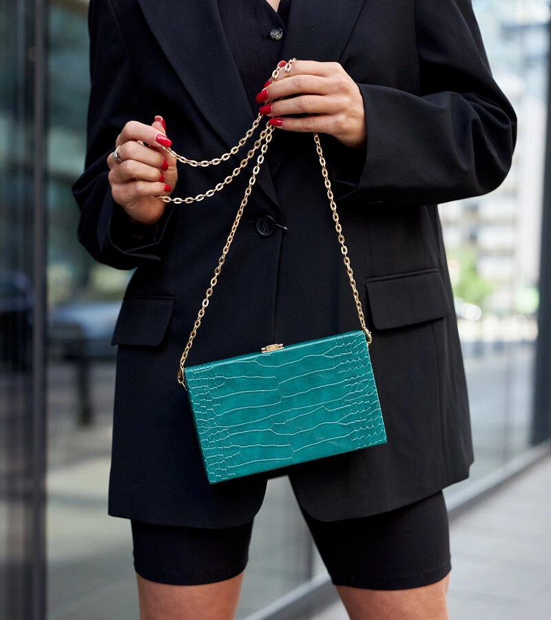 Zielona torebka typu ,,kuferek'' na łańcuszku