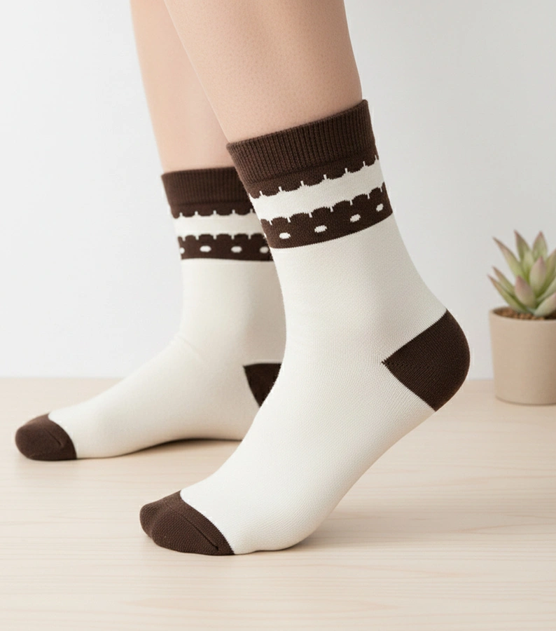 Beżowe ciepłe skarpetki z brązowym akcentem