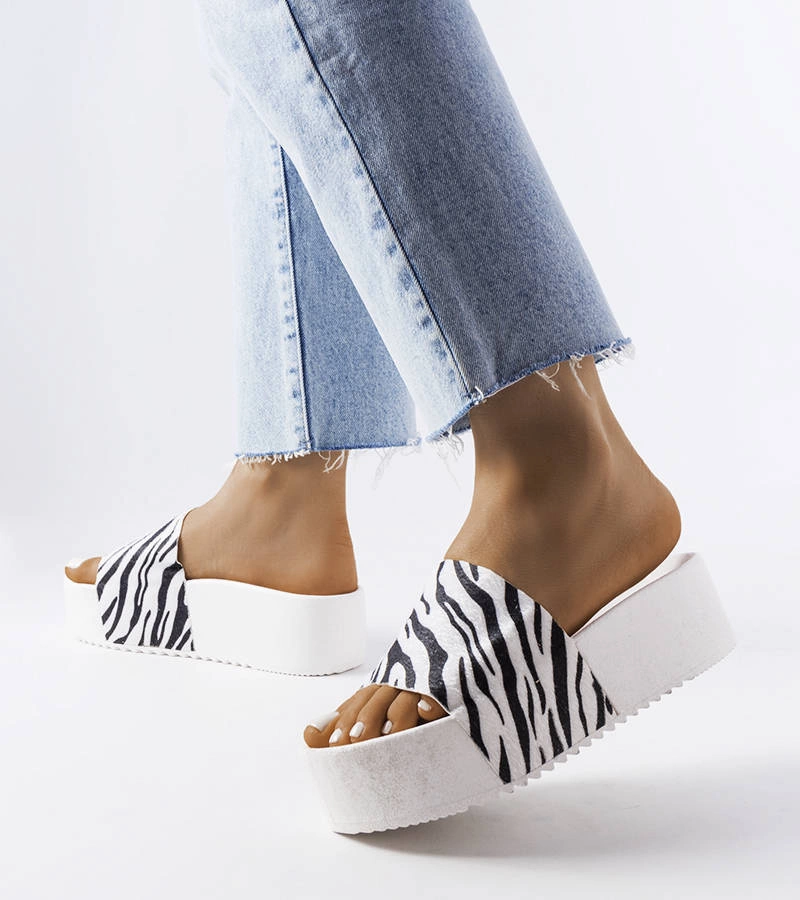 Białe klapki na platformie