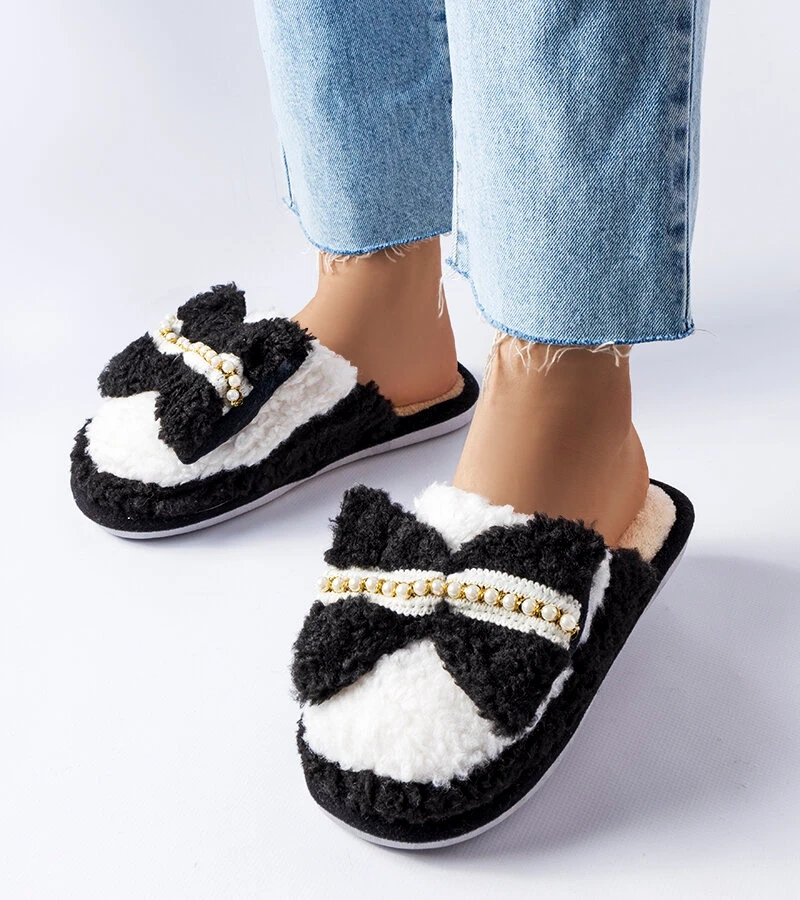 Czarno-białe kapcie z kokardką