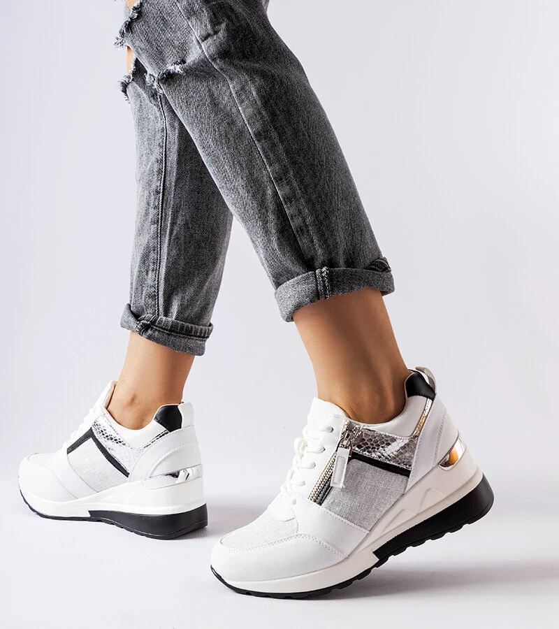 Białe sneakersy na koturnie