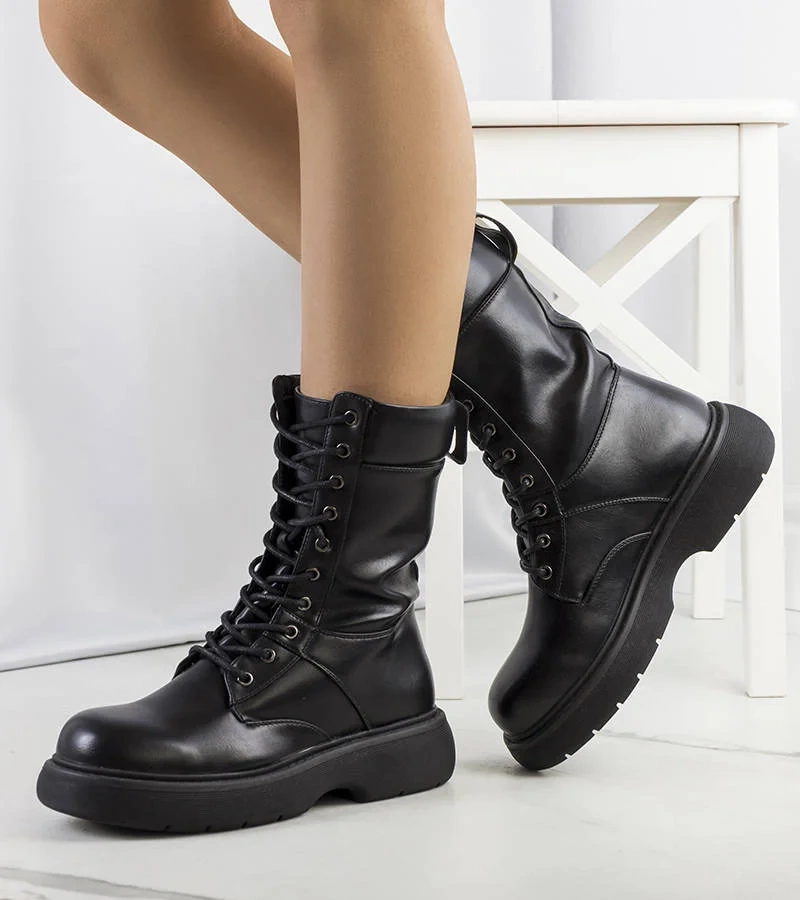 Czarne botki na masywnej podeszwie