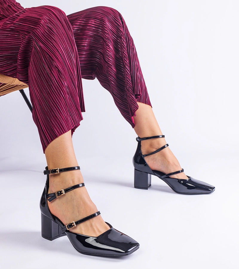 Hers czółenka damskie czarne lakierowane na słupku ze sprzączkami