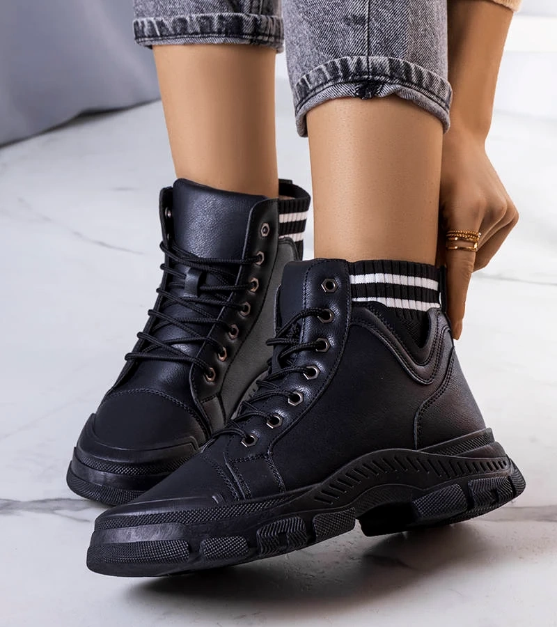 Czarne ocieplane traperki