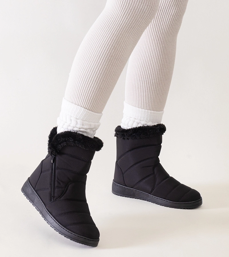 Czarne śniegowce zdobione futerkiem