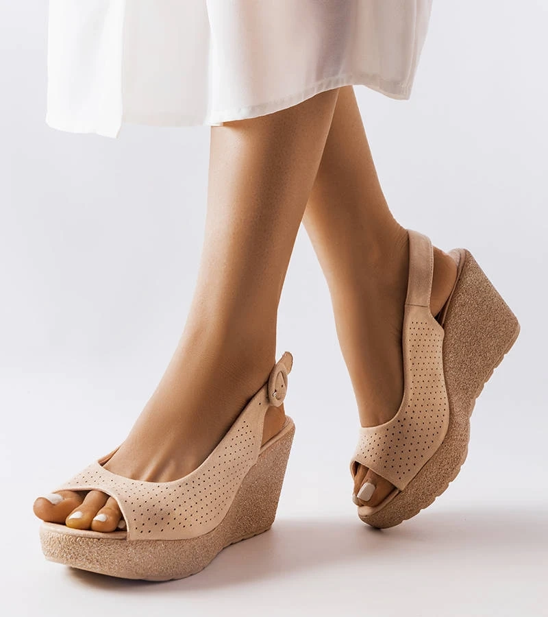 Złote sandały na koturnie