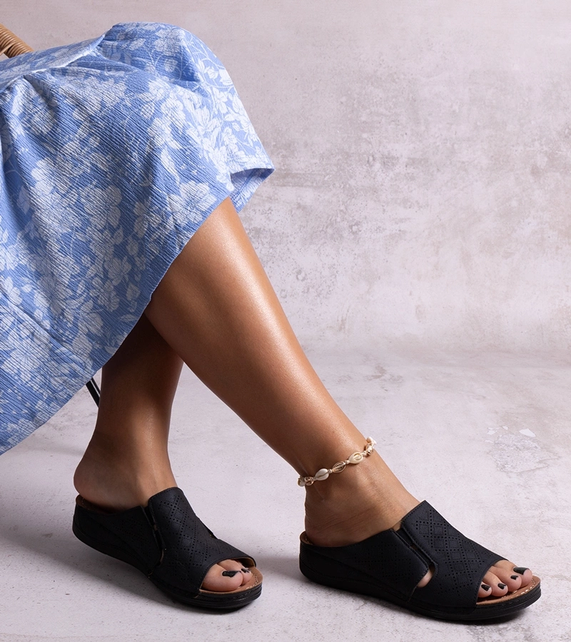 Czarne perforowane klapki