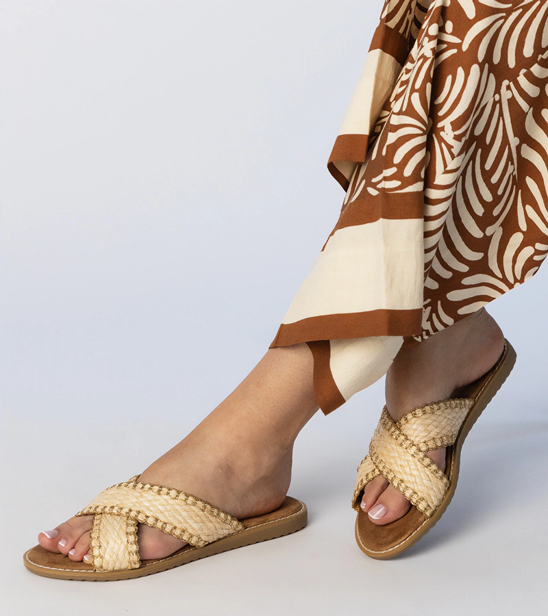 Hers Beżowe klapki damskie plecione