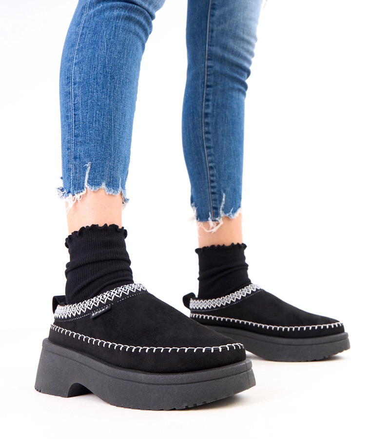 Hers Czarne kapcie zdobione haftem na platformie