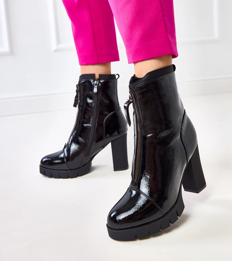 Hers Czarne damskie lakierowane botki na słupku