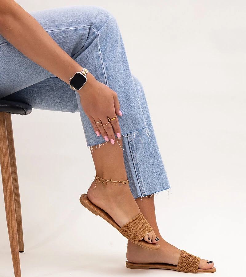 Brązowe haftowane klapki