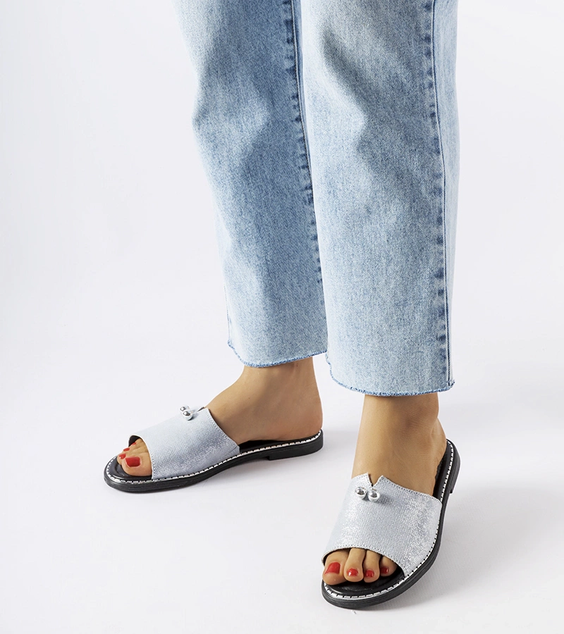 Srebrne metaliczne klapki zdobione perełkami