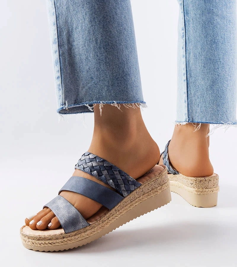 Niebieskie klapki na koturnie