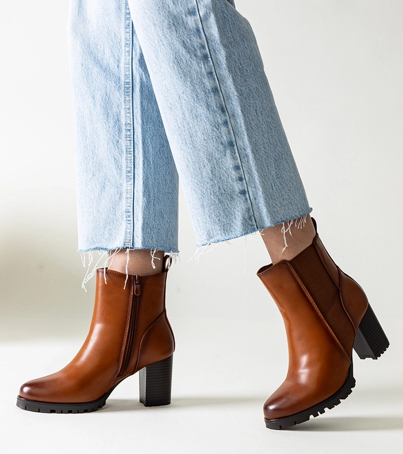 Brązowe botki na słupku z eko skóry