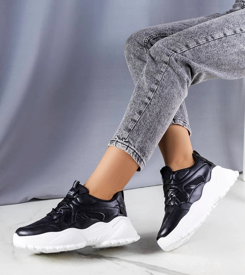 Czarne sneakersy na masywnej podeszwie