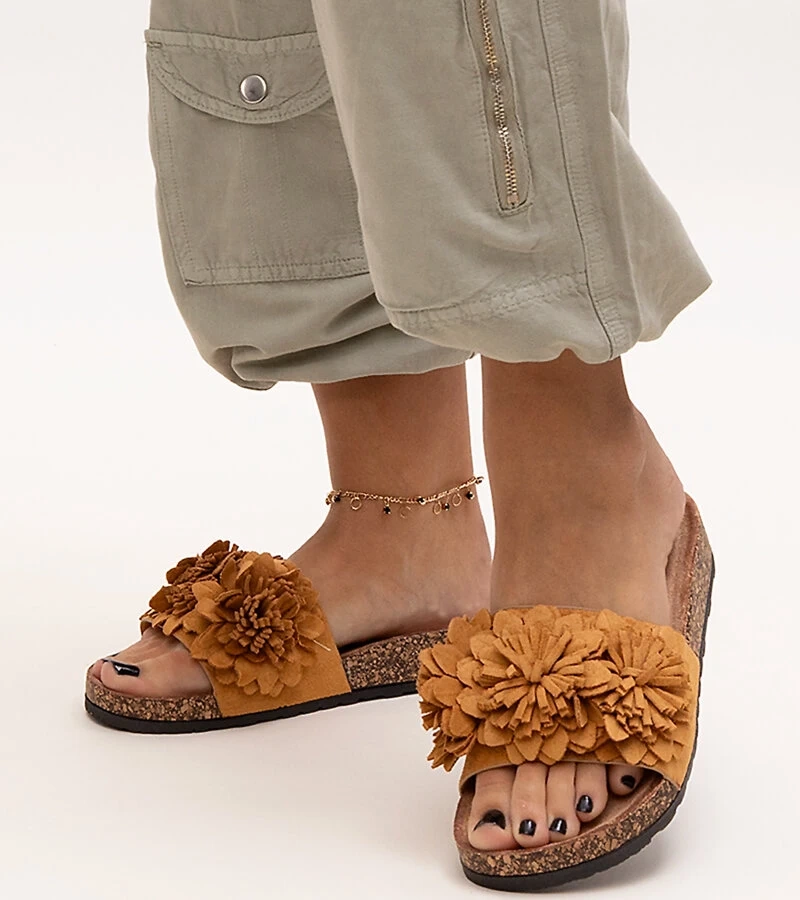 Klapki z kwiatami na korkowej podeszwie