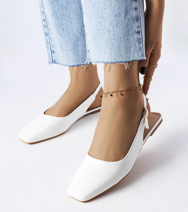 Białe sandały z zakrytym noskiem