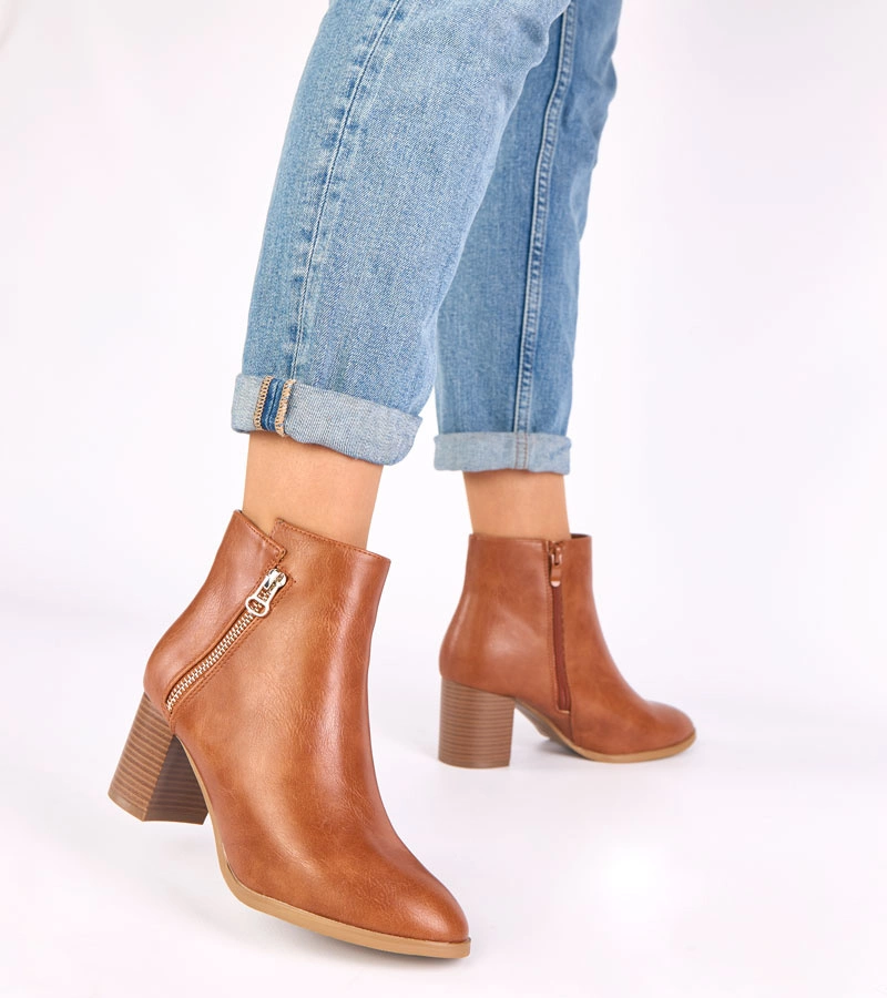 Hers Brązowe klasyczne botki na słupku z ozdobnym suwakiem