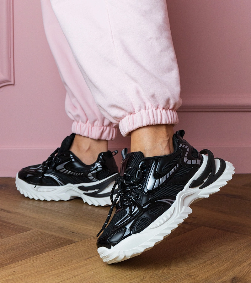 Hers Czarne sneakersy sportowe na stylowej podeszwie