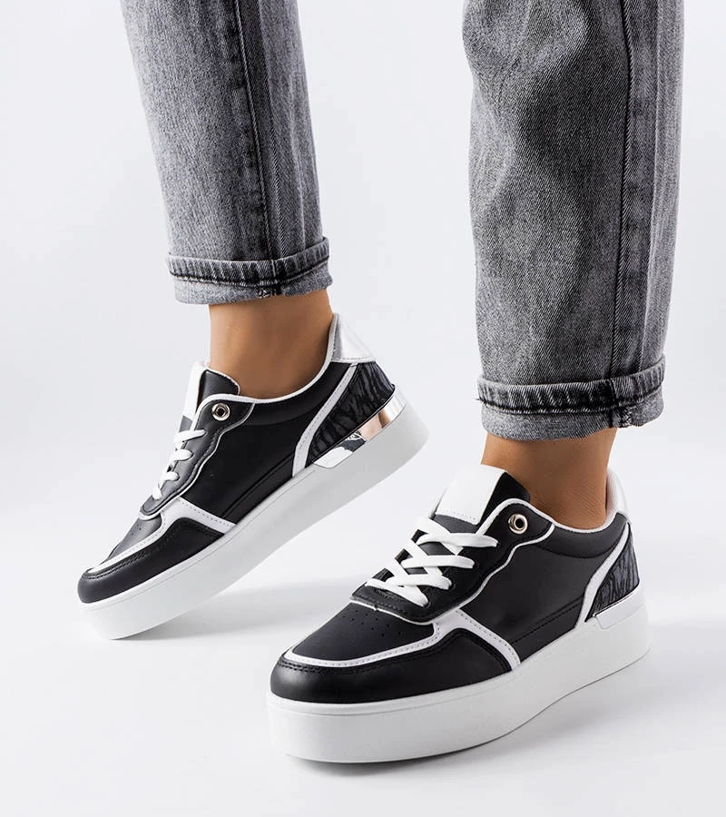Czarne sneakersy ze zdobionym zapiętkiem