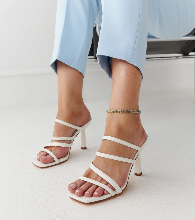 Białe sandały na szpilce